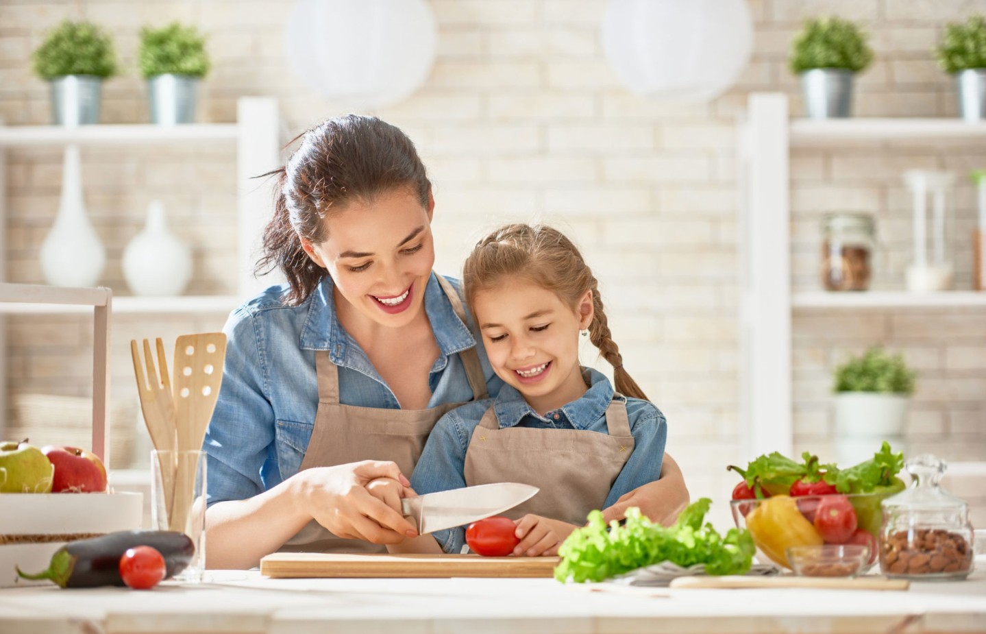 mom-girl-vegetables-eating-healthy||mom-girl-vegetables-eating-healthy||school lunch