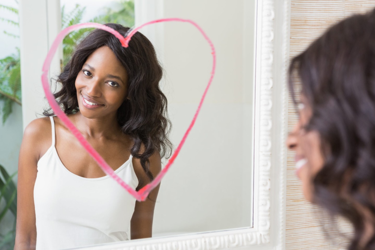 Beautiful young woman looking in the mirror||Beautiful young woman looking in the mirror